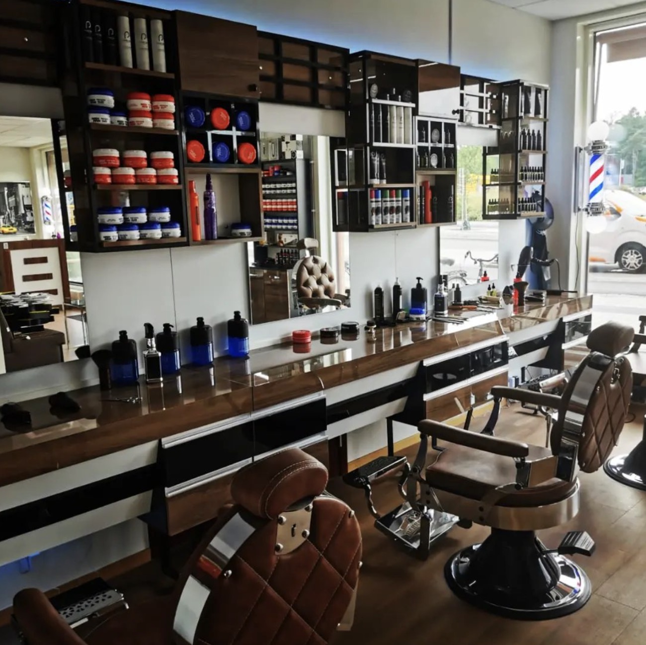 Salongen med barberstolar